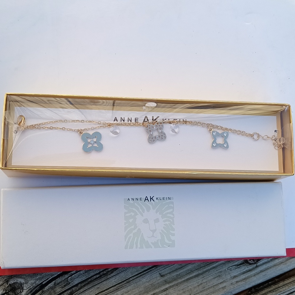 Anne AK Klein clover charm bracelet women's Jewelry  in gold \ ivry tone New